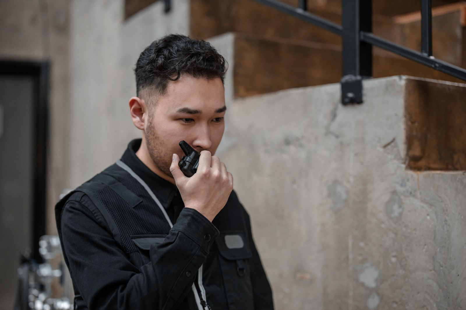Event team lead coordinating last-minute event staff in Dubai on a walkie-talkie